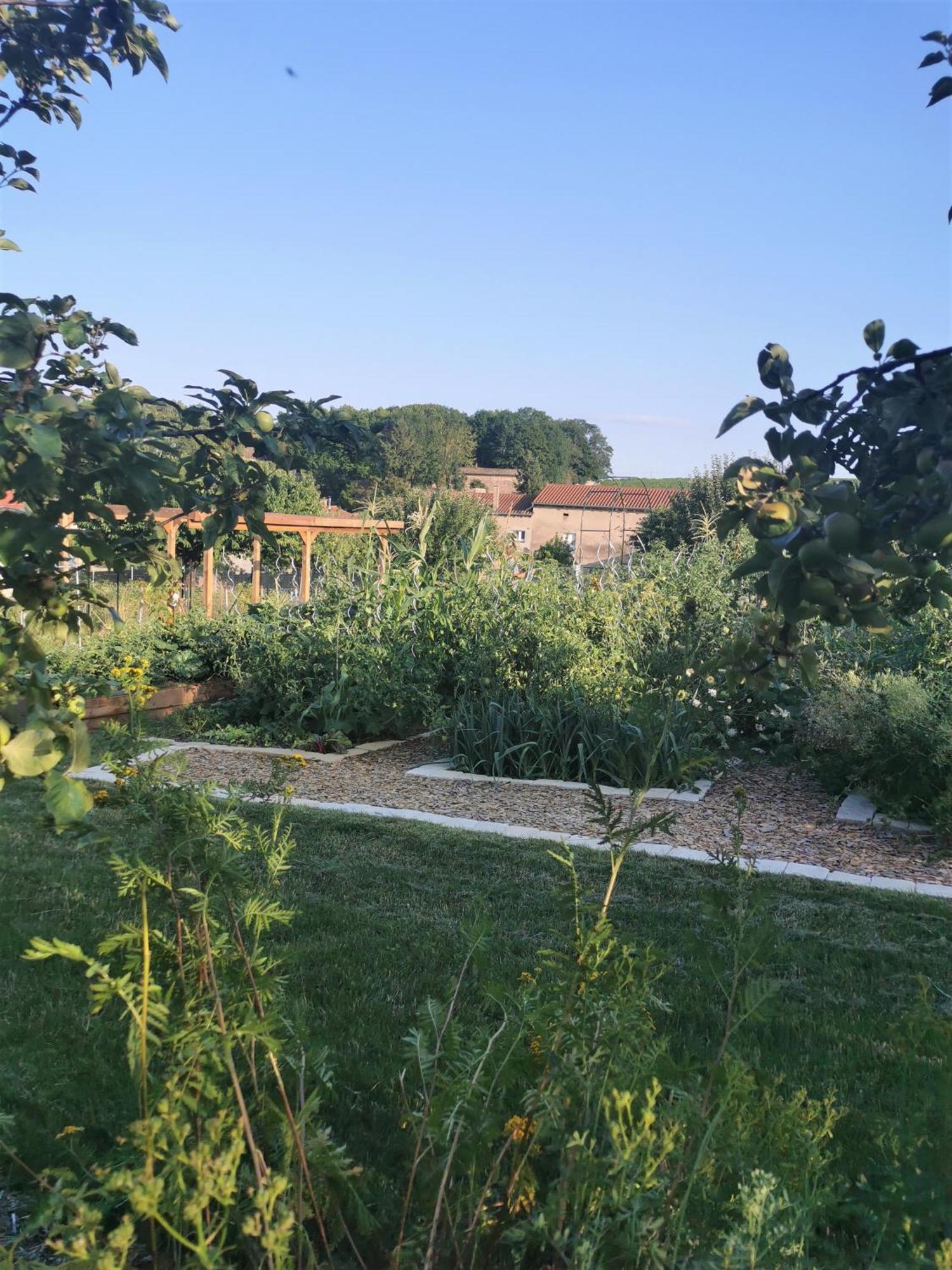 לינה וארוחת בוקר Prissé Au Jardin Des Deux Roches מראה חיצוני תמונה